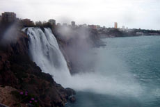 größter Süsswasser-Wasserfall der Türkei, der in Antalya ins Meer stürzt 