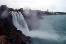 größter Süsswasser-Wasserfall der Türkei, der in Antalya ins Meer stürzt 