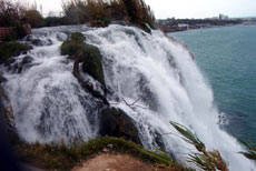 größter Süsswasser-Wasserfall der Türkei, der in Antalya ins Meer stürzt 